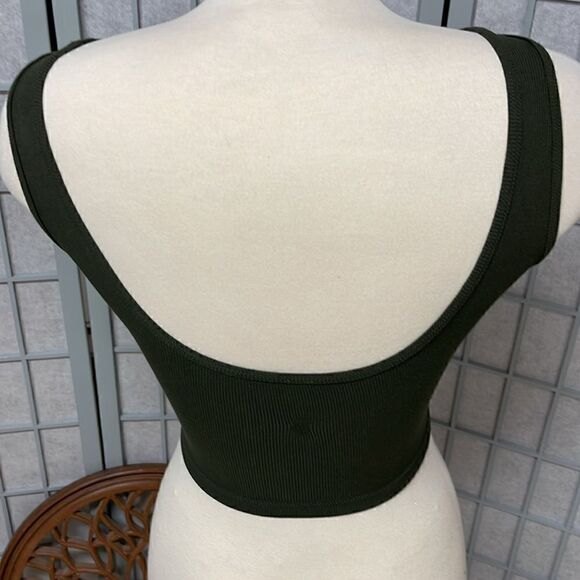 Lululemon Front Cut-Out Crop Tank, Green, Size 4 - Picture 2 of 7